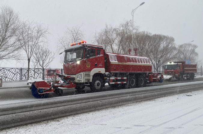 kaiyun开云环境除冰雪装备全力投入破冰作业，助力北京道路交通安全